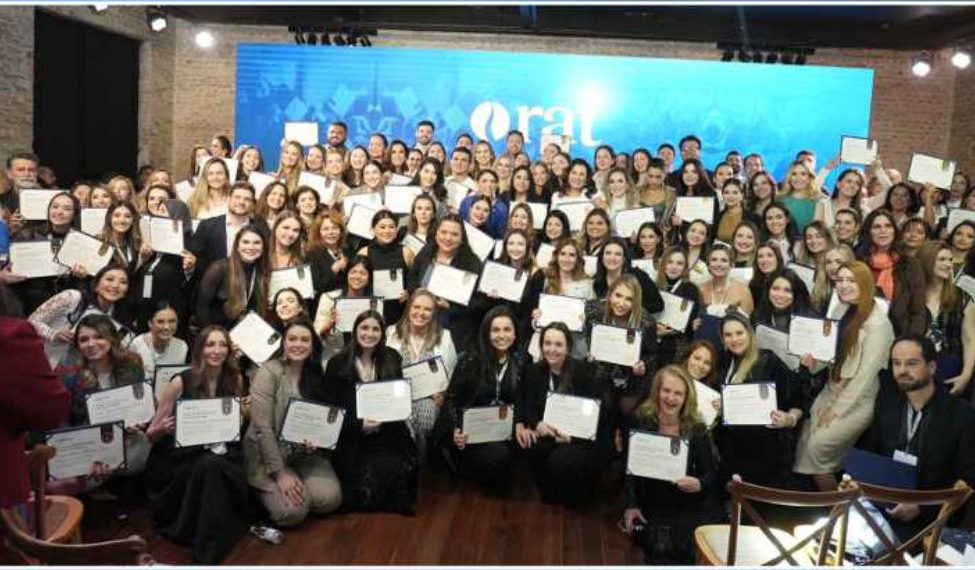 Turma de médicos com certificados em formatura do RAT
