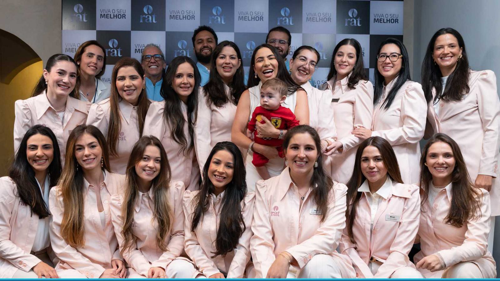 Turma de médicas do RAT reunida em foto oficial